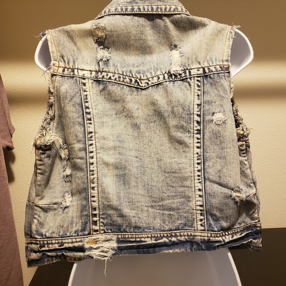 Vest - Picture 2 of 4